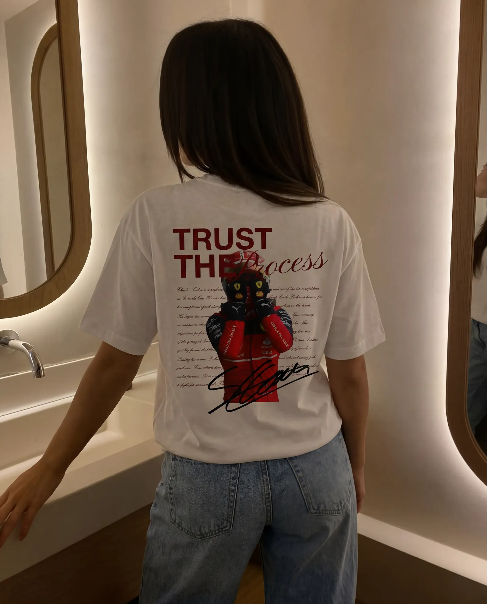 Белая футболка STRIVE с принтом Trust the Process у зеркала